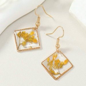 Pressed Dried Flower Drop Earrings NWT